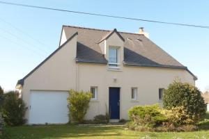 a white house with a large garage at Ty Kerigan, Maison 3* proche de la plage - Locmariaquer in Locmariaquer