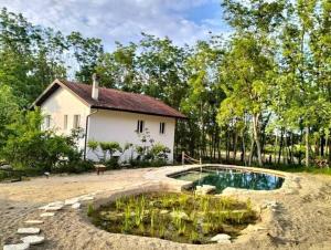 a house with a pond in front of a house at AGRITURISMO TERRAPIA in Moscufo