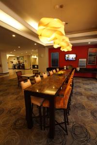 a dining room with a long table and chairs at Hampton Inn Tampico Airport in Tampico