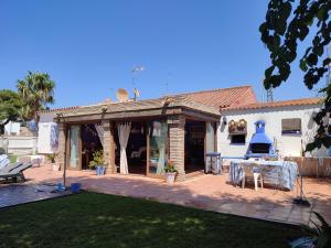 a house with a patio and a table in the yard at EL RETIRO in Sanlúcar de Barrameda
