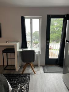 een bureau en een stoel in een kamer met een raam bij Silva Domus in West Orange