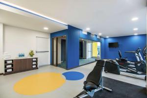 una habitación con un gimnasio con paredes azules en Hampton By Hilton Cucuta en Cúcuta