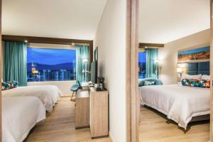 Hampton By Hilton Cucuta客房内的一张或多张床位