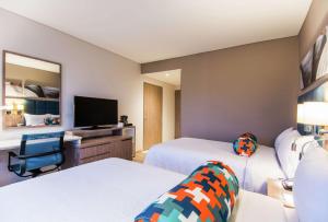 Hampton By Hilton Cucuta的电视和/或娱乐中心