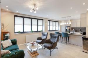 Posezení v ubytování Remarkable 2-Bed Apartment in London