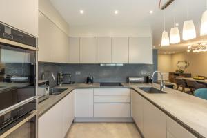 Kuchyň nebo kuchyňský kout v ubytování Remarkable 2-Bed Apartment in London