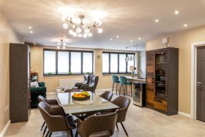 a kitchen and living room with a table and chairs at Remarkable 2-Bed Apartment in London in London