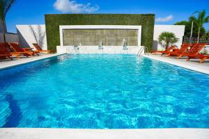 une grande piscine avec des chaises et une piscine dans l'établissement Hampton Inn Piedras Negras, à Piedras Negras