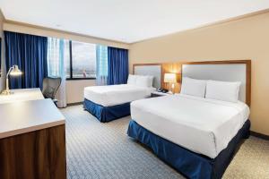 um quarto de hotel com duas camas e uma secretária em Hilton Mexico City Airport em Cidade do México