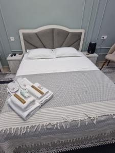 uma cama com duas toalhas e dois roupões em Квартира в новом жилом комплексе Mega Tower em Tashkent
