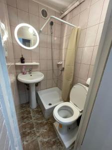 Baño pequeño con aseo y lavamanos en One Room Apartment Decebal, en Bucarest