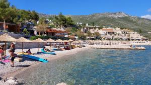 奥瑞比克Lavanda Mobile Homes & Villas的一群人在海滩上,带遮阳伞