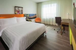 Katil atau katil-katil dalam bilik di Hampton By Hilton Yopal