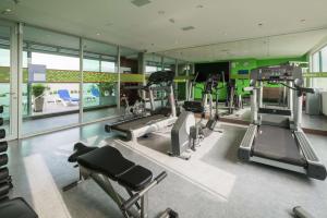 un gimnasio con varias cintas de correr y máquinas cardiovasculares en Hampton By Hilton Yopal en Yopal