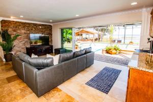 Posezení v ubytování Lake Hamilton VI - Pool and Backyard Oasis