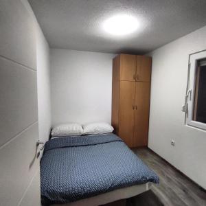 Camera piccola con letto e armadietto. di Vikendica sa bazenom Staša a Banja Luka
