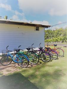 grupa rowerów zaparkowanych obok budynku w obiekcie Mara'ai le spot Tubuai, Chambre Triple Deluxe Mahu SDB Privée avec piscine w Tubuai