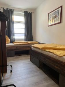 מיטה או מיטות בחדר ב-Erholung im Herzen von Mühlhausen