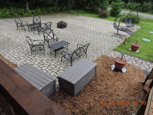 un patio con bancos y mesas y un parque infantil en Gite Passion et Tendresse B&B, en Shefford