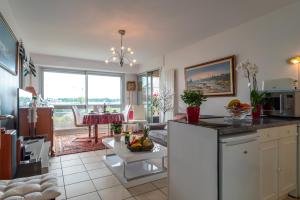 una cucina e un soggiorno con tavolo di Appartement à Bénodet 3 étoiles avec vue sur mer a Bénodet