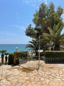 a gate at the beach with the ocean in the background at Passeig Maritim in Miami Platja