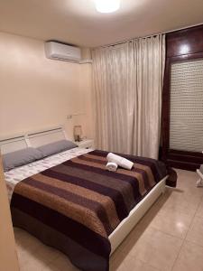 une chambre avec un grand lit et une fenêtre dans l'établissement Passeig Maritim, à Miami Platja 31 autres photos