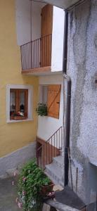 um edifício com escadas, uma varanda e uma janela em Chalet MariBru em Pradleves