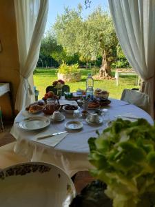 uma mesa branca com comida em cima em La finestra sul limone em Castelvetrano Selinunte