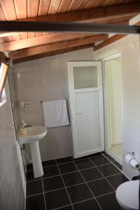 ein Bad mit einem Waschbecken und einem WC in der Unterkunft Chiyanno's Inn in Dalyanköy