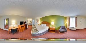 una habitación de hotel con una cama y un escritorio en Quality Inn North, en Battleboro