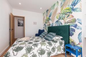 - une chambre avec un lit orné d'un mur de plantes dans l'établissement LA CASA REINE JEANNE- CENTRAL prés de la gare - WIFI - PARKING - Neuf ET CONFORT, à Nice