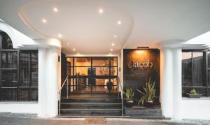 提比里亞的住宿－Jacob Tiberias by Jacob Hotels，商店前有楼梯通往大楼