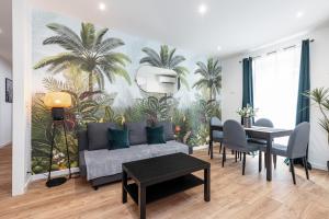 un salon avec un canapé et une table dans l'établissement LA CASA REINE JEANNE- CENTRAL prés de la gare - WIFI - PARKING - Neuf ET CONFORT, à Nice
