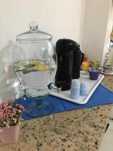 un bocal à poissons avec des poissons rouges dedans sur un comptoir dans l'établissement Pousada Monsenhor, à Cachoeira Paulista