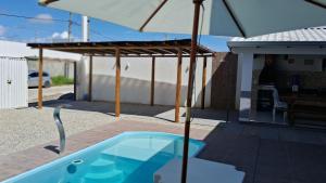 Kolam renang di atau dekat dengan Casa com piscina e espaço gourmet a 30m da praia!