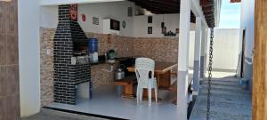 Kuchyň nebo kuchyňský kout v ubytování Casa com piscina e espaço gourmet a 30m da praia!