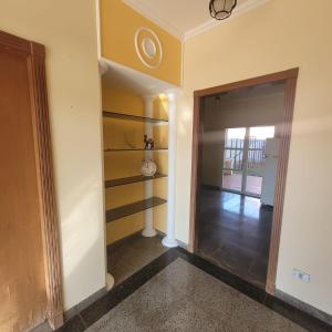 Hostel da Spipe في كامبو غراندي: ممر مع باب يؤدي إلى غرفة
