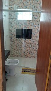 Bilik mandi di Casa com piscina e espaço gourmet a 30m da praia!