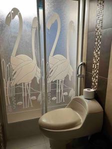 a bathroom with two flamingos on the shower curtain at Casa grande familiar Crucita in Crucita