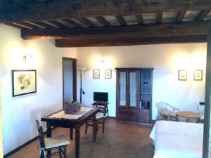 salon ze stołem i krzesłami w pokoju w obiekcie Casale Cantolla Eroli w mieście Lubriano
