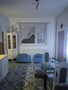 sala de estar con mesa y cama en Apartmá u Faltýnka en Brněnské Ivanovice