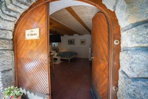 een houten deur naar een kamer met een slaapkamer bij Studio Apartment Pr' Mirotu in Osilnica