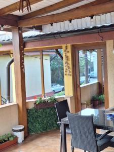 Vila Trandafir في كونستانتا: فناء مع طاولة وكراسي ونوافذ