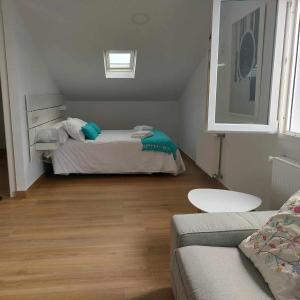 Habitación pequeña con cama y sofá en Mar de Queiruga 22 Tarrío, en Porto do Son