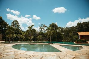 ein Bild eines Schwimmbads im Hof in der Unterkunft Cachoeira do Macuco Boutique Hotel in Guapé