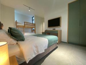 烏雷基的住宿－H2O，一间卧室设有一张配有电视的床和楼梯。