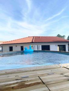 Bazén v ubytování Chambre Privée Accès Piscine nebo v jeho okolí