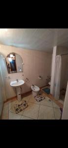 uma casa de banho com um lavatório e um WC em Appartement meublé em Meknès