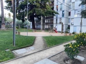 a park in front of a building with a playground at Hermoso Departamento aire acondicionado, Internet in Talca