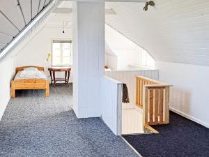 Habitación en el ático con cama y mesa en Holiday home Løgstør IX, en Løgstør